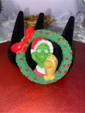 Vintage 90s Hallmark Dr Seuss Grinch Max Christmas Wreath Pin Brooch